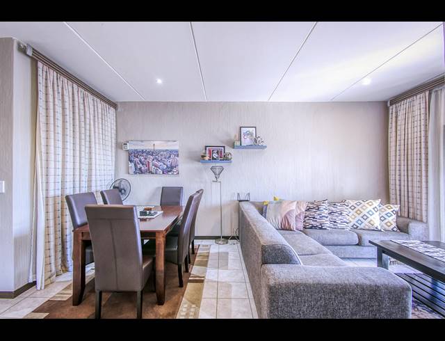 2 BEDROOM APARTMENT FOR SALE IN WILGEHEUWEL